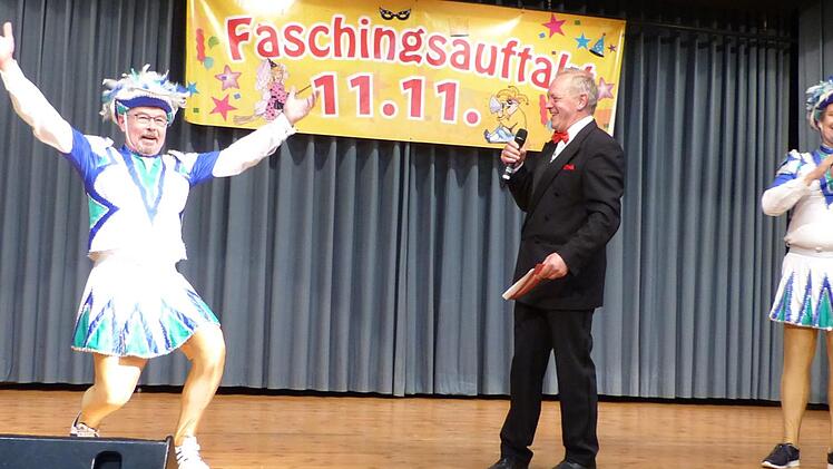 "Tanzmarie" Andrea(s) Sesselmann (links) gewann den Wettstreit um den Rathausschlüssel.Klaus-Peter Wulf