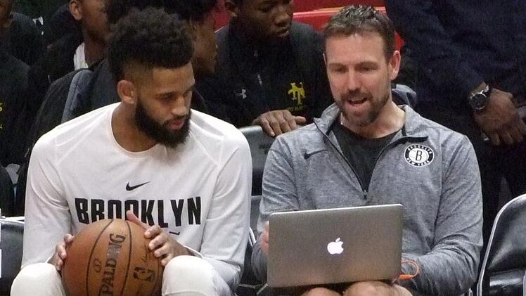 Als Assistenztrainer in Brooklyn machte Fleming, hier mit Allen Crabbe, den nächsten Karriereschritt. Foto: Dirk Sing