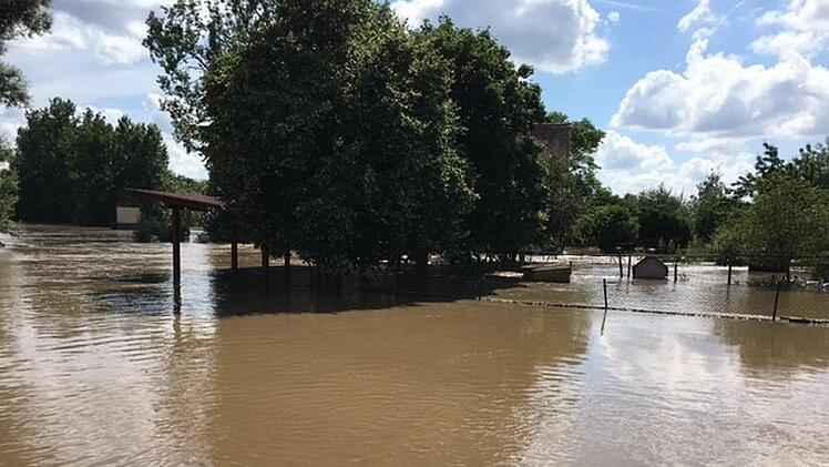 Hochwasser in Adelsdorf: Therapiezentrum Laufer Mühle von Außenwelt abgeschnitten