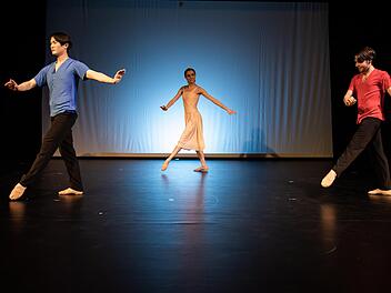 "First Steps": Impressionen des neuen Ballett-Abends in der Coburger ReithalleFoto: Annemone Taake