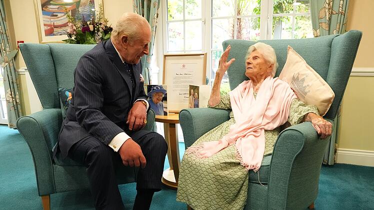 König Charles III.  trifft die die 116-jährige Ethel Caterham