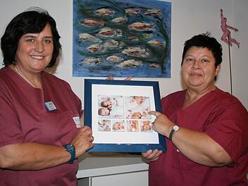 Sie waren schon bei über 3000 Geburten mit dabei: die Kreis Kronacher Hebammen Karin Zapf (links) und Christine Kiendl. Foto: Veronika Schadeck