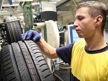 Michelin-Mitarbeiter Roland Schmahl prüft die Qualität eines fertigen Sommer-Reifens. Foto: Michael Gründel