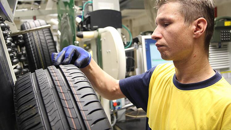 Michelin-Mitarbeiter Roland Schmahl prüft die Qualität eines fertigen Sommer-Reifens. Foto: Michael Gründel