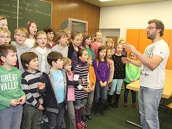 Ganz neu und ebenfalls ein Bestandteil des Stadtsteinacher Musikschwerpunktes: Alexander Thern weiht die Dritt- und Viertklässler in die Geheimnisse des Chorgesanges ein und probt mit den Kinder das Lied "Bona nox". Fotos: Sonja Adam