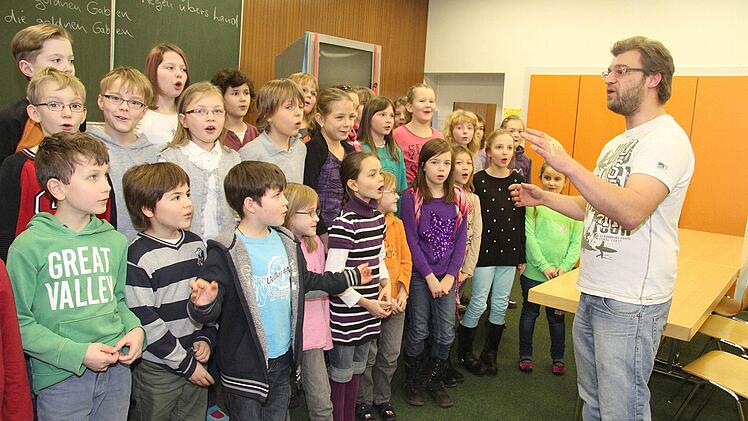 Ganz neu und ebenfalls ein Bestandteil des Stadtsteinacher Musikschwerpunktes: Alexander Thern weiht die Dritt- und Viertklässler in die Geheimnisse des Chorgesanges ein und probt mit den Kinder das Lied "Bona nox". Fotos: Sonja Adam