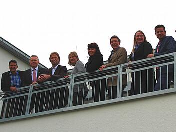 Bürgermeister Johann Pfister (r.) mit den neuen Gremiumsmitgliedern (v. l. Werner Lang, Gerd Franke, Stefan Kröner, Carola Gerhardt, Ulla Scharf, Joachim Bickel, Maria Klug und Tobias Knoblach, der auch zum Zweiten Bürgermeister gewählt wurde. Alle Fotos: Sandra Trittmacher