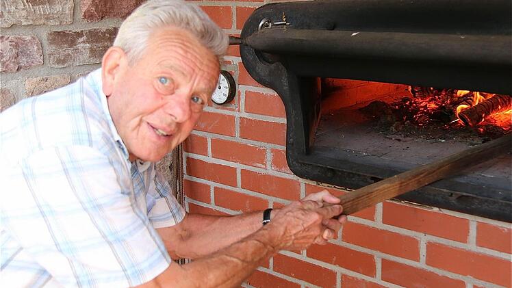 Josef Keidel heizt den Backofen für die Nassgelaibten an.