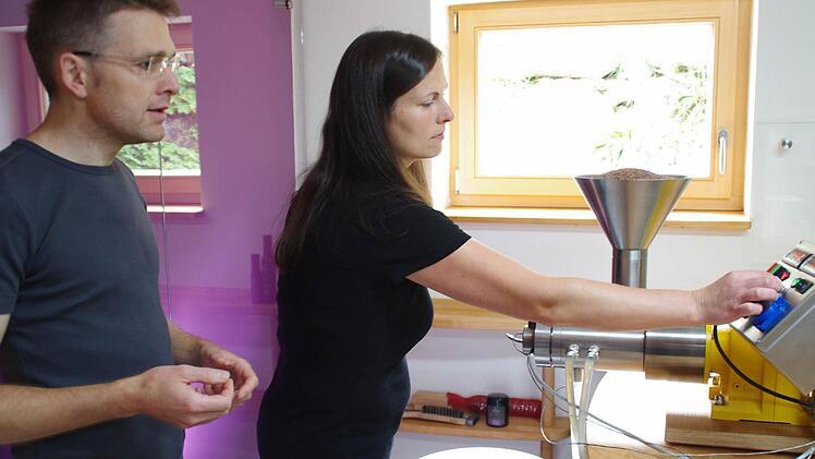 René und Cindy Langner demonstrieren die Herstellung von Leinöl. Foto: Marco Meißner