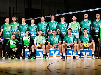 Mit einem stark veränderten Spielerkader startet die VSG Coburg/Grub in die neue Volleyball-Saison. Trainer Milan Maric (links) und sein Co-Trainer Volker Pohl (daneben) sind davon überzeugt, dass jede Position stärker besetzt ist als im ersten Jahr in der 1. Bundesliga. Foto: VSG