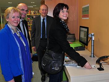 Das neue Selbstverbuchungsterminal probieren (von links) die Leiterin des BIZ, Annelie Ebert, Landrat Wilhelm Schneider, die Leserin Stefanie Kober aus Junkersdorf und Horst Hofmann, Geschäftsführer des Schulzweckverbandes, aus. Foto: Ulrike Langer