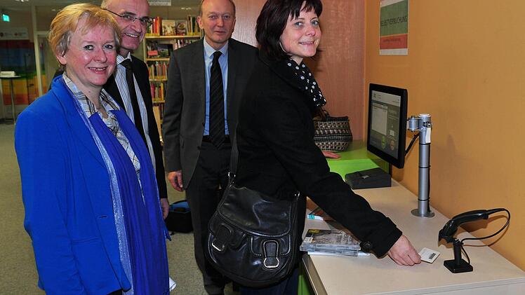 Das neue Selbstverbuchungsterminal probieren (von links) die Leiterin des BIZ, Annelie Ebert, Landrat Wilhelm Schneider, die Leserin Stefanie Kober aus Junkersdorf und Horst Hofmann, Geschäftsführer des Schulzweckverbandes, aus. Foto: Ulrike Langer