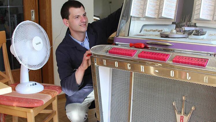 Peter Kleylein repariert Musikboxen. Dank des neuen Ventilators kommt er jetzt nicht mehr so sehr ins Schwitzen.  Foto: Friedwald Schedel