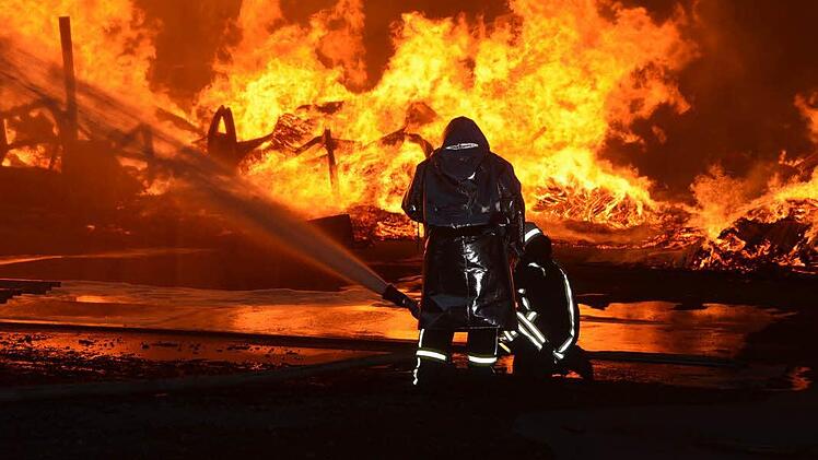 Kampf gegen meterhohe Flammen. Foto: Peter Rauch