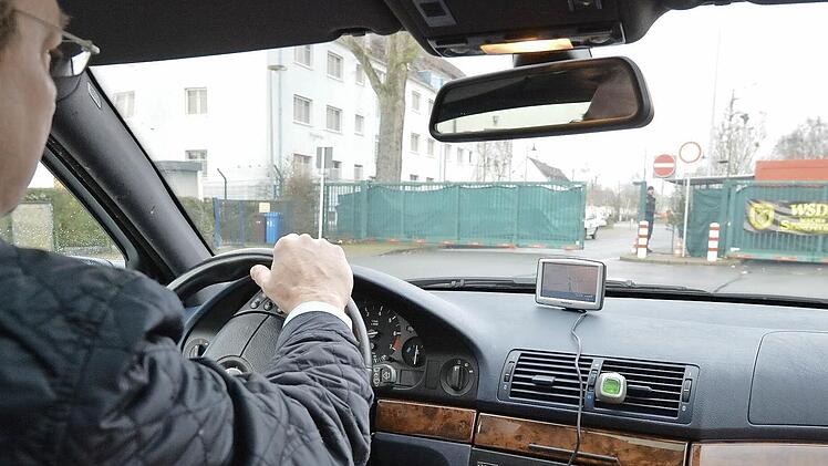 Als sich Manfred Nüßlein dem Ankunftszentrum zum ersten Mal zum ersten Mal näherte, stand das Tor weit offen. Vom Sicherheitspersonal war nichts zu sehen. Foto: Ronald Rinklef