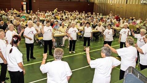 Auch der Seniorentanzkreis zeigte sein K&ouml;nnen. Foto: H. Klamm