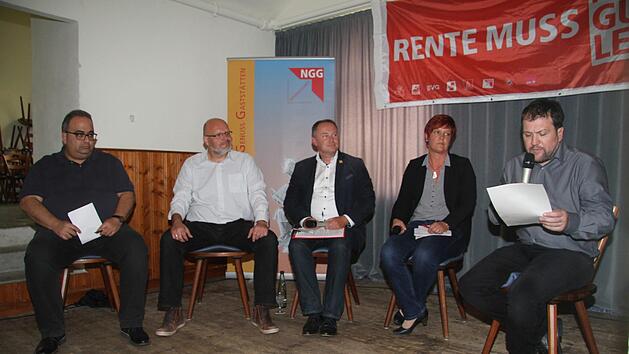 Gewerkschaftsvertreter Freddy Adjan (von links), Markus Tutsch von den Grünen, Thomas Bauske von der SPD und Susanne Ferschl von der Linken stellten sich den Fragen von Gewerkschaftler Jan Körber. Foto: Sonny Adam