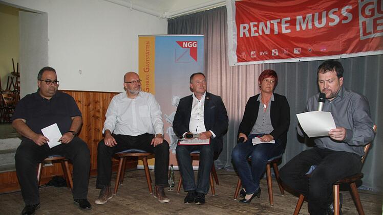 Gewerkschaftsvertreter Freddy Adjan (von links), Markus Tutsch von den Grünen, Thomas Bauske von der SPD und Susanne Ferschl von der Linken stellten sich den Fragen von Gewerkschaftler Jan Körber. Foto: Sonny Adam