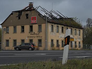 Von einem Brand am Nikolaustag 2013 schwer gezeichnet ist die Schwarze Pfütze. Im Dezember soll das Objekt versteigert werden. Siegfried Farkas