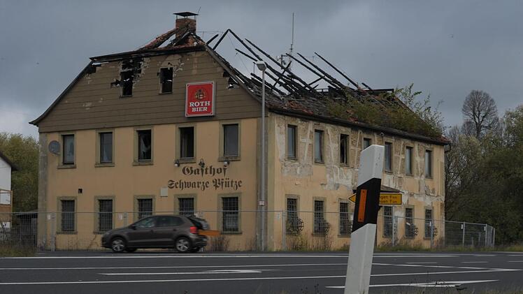 Von einem Brand am Nikolaustag 2013 schwer gezeichnet ist die Schwarze Pfütze. Im Dezember soll das Objekt versteigert werden. Siegfried Farkas