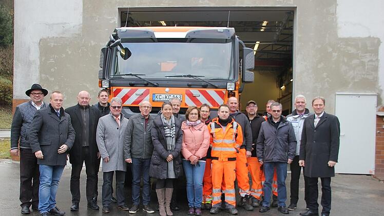 Die beteiligten Mitarbeiter des Staatliches Bauamtes und des Landratsamtes, die bei der Optimierung des Winterdienstes mitgewirkt haben, hoffen, dass sich das neue System bewährt und alle Verkehrsteilnehmer unfallfrei an  ihr Ziel gelangen.Foto: Veronika Schadeck