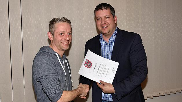 Wolfgang Rothländer aus Ottendorf (links) verlässt den Gemeinderat Gädheim. Bürgermeister Peter Kraus überreichte ihm die Dankurkunde.Ulrike Langer