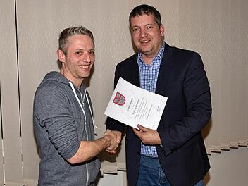 Wolfgang Rothländer aus Ottendorf (links) verlässt den Gemeinderat Gädheim. Bürgermeister Peter Kraus überreichte ihm die Dankurkunde.Ulrike Langer