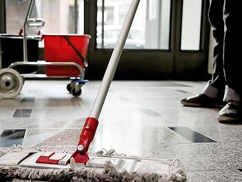 Reinigungskräfte müssen ab sofort mindestens 10,30 Euro pro Stunde verdienen. Die Gewerkschaft IG Bau rät zum Lohn-Check. Foto: IG Bau