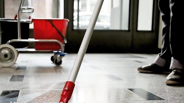 Reinigungskräfte müssen ab sofort mindestens 10,30 Euro pro Stunde verdienen. Die Gewerkschaft IG Bau rät zum Lohn-Check. Foto: IG Bau