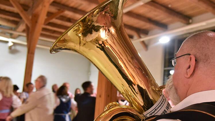Zur Musik der Fränkischen Straßenmusikanten durfte am Samstag in der Scheune der Alten Schäferei getanzt werden. Foto: Gabi Arnold