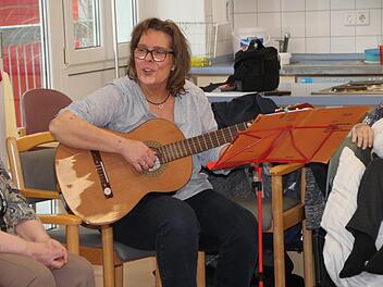 Daniela Wagner hat eine musikgeragogische Ausbildung und bietet Musikstunden für demente Menschen an. Foto: Julia Raab