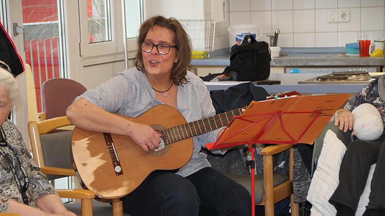 Daniela Wagner hat eine musikgeragogische Ausbildung und bietet Musikstunden für demente Menschen an. Foto: Julia Raab