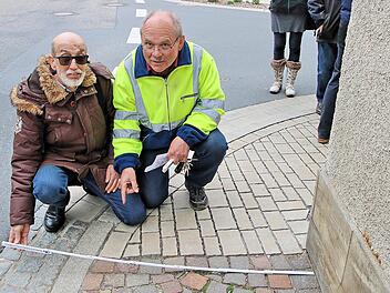 Extrem schmal ist der Gehweg direkt vor dem Gasthaus "Bayerischer Hof". Das  Kreisvorsitzende des VdK, Helmut Beck (links), der auch Berater für  Barrierefreiheit ist, und Bauhofleiter Wolfgang Brust (rechts) maßen die  Breite nach. Foto: Dieter Britz