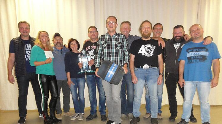 Dieter Schmitt (links) und Alexander Metz (rechts) überreichten die Preise des Vereine- und Firmenschießens an die drei Erstplatzierten (von links): Margret O´Conner, Jürgen Kreile, Brigitte Kröckel, Herry Pfrang, Christian Reuß, Karsten Hunder, Andreas Reuß, Norbert Oppelt und Christian Wehner . Wolfgang Wimmel