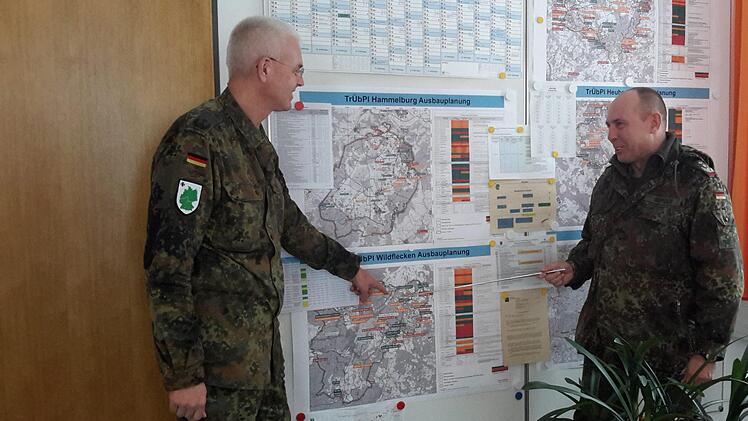 Einiges zu besprechen hatten der Kommandeur des Landesregiments Bayern, Oberst d. R. Stefan Helmut Berger (rechts), und der Wildfleckener Kommandeur und Standortälteste, Oberstleutnant Roman Jähnel . In der Rhön-Kaserne zogen beide ein positives Zwischenfazit über den bisherigen Verlauf des Pilotprojekts, das noch bis Dezember 2021 fortgeführt wird.  Foto: Rolf Pralle