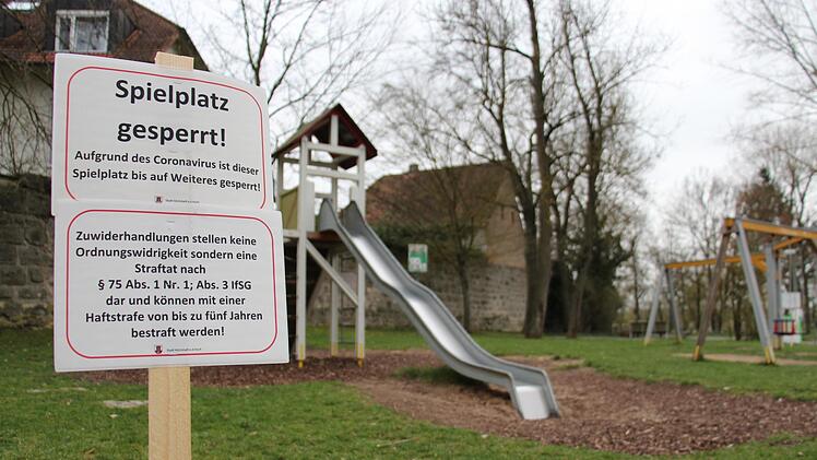 Ausgangsbeschränkung wegen des Coronavirus:   Der Aufenthalt auf dem Spielplatz im Höchstadter Engelgarten ist auch längst verboten. Foto: Christian Bauriedel
