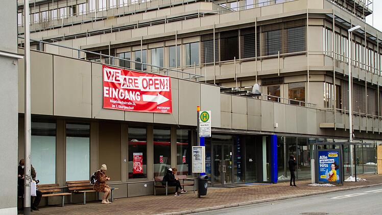 Das gemeinsame Impfzentrum der Stadt Erlangen und des Landkreises Erlangen-Höchstadt wird in den Räumen des ehemaligen Intersport Eisert in der Nägelsbach-/Sedanstraße eingerichtet. Foto: Andreas Hofbauer