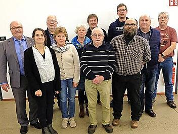 Neuer Eigenheimer-Vorstand (von links): Heinz Amling, Anja Lesin-Schmitt, Werner Wenzel, Sigrid Hotaling, Gaby Wenzel, Achim Reuß, Berthold Röß, Daniel Bauernschubert, Hubert Back (neuer 1. Vors.), Hugo Braun und John Hotaling.