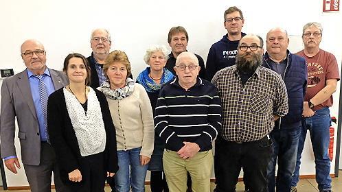 Neuer Eigenheimer-Vorstand (von links): Heinz Amling, Anja Lesin-Schmitt, Werner Wenzel, Sigrid Hotaling, Gaby Wenzel, Achim Reuß, Berthold Röß, Daniel Bauernschubert, Hubert Back (neuer 1. Vors.), Hugo Braun und John Hotaling.