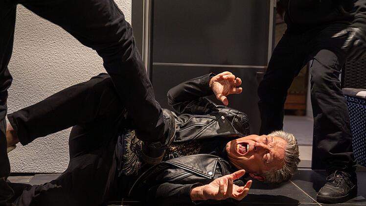 Schock nach dem Öffnen der Tür: Ein Geschäftsmann wird von Einbrechern niedergeschlagen - und getötet.