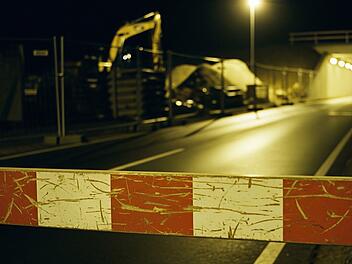 Eine Kreisstraße ist nachts wegen Bauarbeiten an einer Unterführung gesperrt