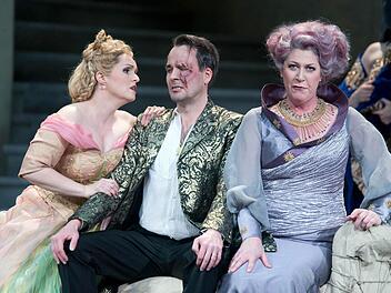Wotan (Tuomas Pursio) hat ist zwar sichtlich lädiert, liebäugelt aber gerne auch mit Schwägerin Freia (Sandra Trattnigg, links), während Gattin Fricka (Karin Lovelius, rechts) nur so tut, als würde sie das nicht mitkriegen. Alle Szenenfotos: Tom Schulze