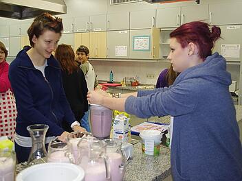 Carina Hader und Ann-Christin Reischl (vorne von links) bereiten einen Erdbeer-Milchshake zu. Fotos: Heike Schülein