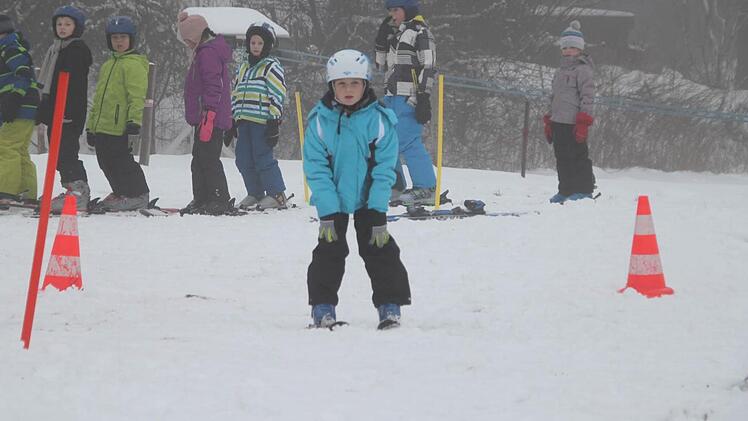Die Hände auf den Oberschenkel gelegt, und ab geht es: Die Kleinen haben beim Skikurs ihren Spaß.