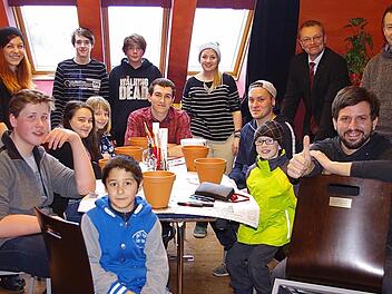 Das "Struwwelpeter"-Team freut sich über die neue Bestuhlung. Das Bild zeigt einige Kinder und Jugendliche, "Struwwel"-Leiter Samuel Rauch (sitzend, rechts), seine Stellvertreterin Kristina Fritz (stehend, links), Robert Porzelt (stehend, Zweiter von rechts) sowie Michael Panhans (rechts).  Foto: Heike Schülein