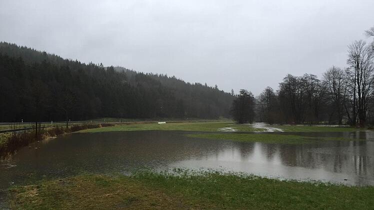 Auch bei Steinwiesen trat die Rodach über die Ufer.  Foto: Alexander Löffler