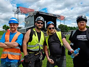 Echte Festival-Profis: Marcus, Axel, Olli und Steffen aus Halle posen während der Aufbauarbeiten für Rock im Park. Fotos: Nikolas Pelke