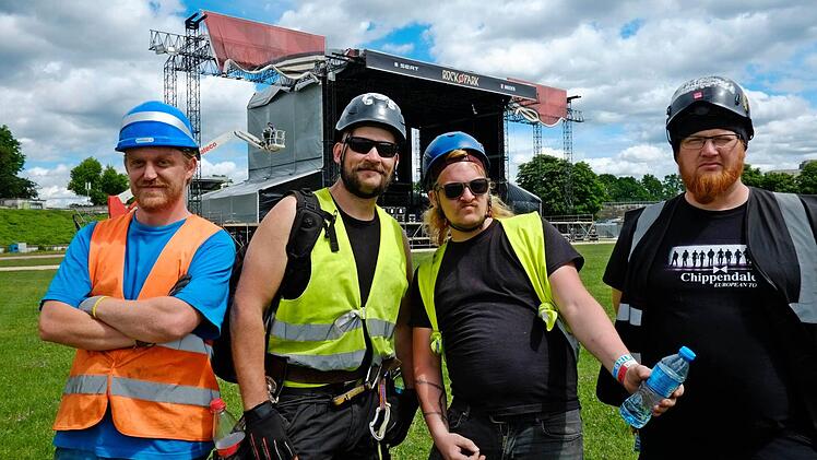 Echte Festival-Profis: Marcus, Axel, Olli und Steffen aus Halle posen während der Aufbauarbeiten für Rock im Park. Fotos: Nikolas Pelke