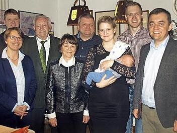 Horst Spranger (3. v. l.) feierte zusammen mit seiner Familie sowie Pfarrer Andreas Krauter (links) und Bürgermeister Jens Korn (rechts) am Heiligen Abend seinen 85. Geburtstag. Foto: Susanne Deuerling