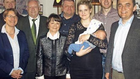Horst Spranger (3. v. l.) feierte zusammen mit seiner Familie sowie Pfarrer Andreas Krauter (links) und Bürgermeister Jens Korn (rechts) am Heiligen Abend seinen 85. Geburtstag. Foto: Susanne Deuerling